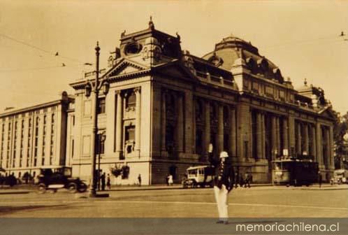 fantasmas - ¿Las bibliotecas atraen fantasmas? / Espirituados y fantasmas en la Biblioteca Nacional de Chile Biblioteca-santiago